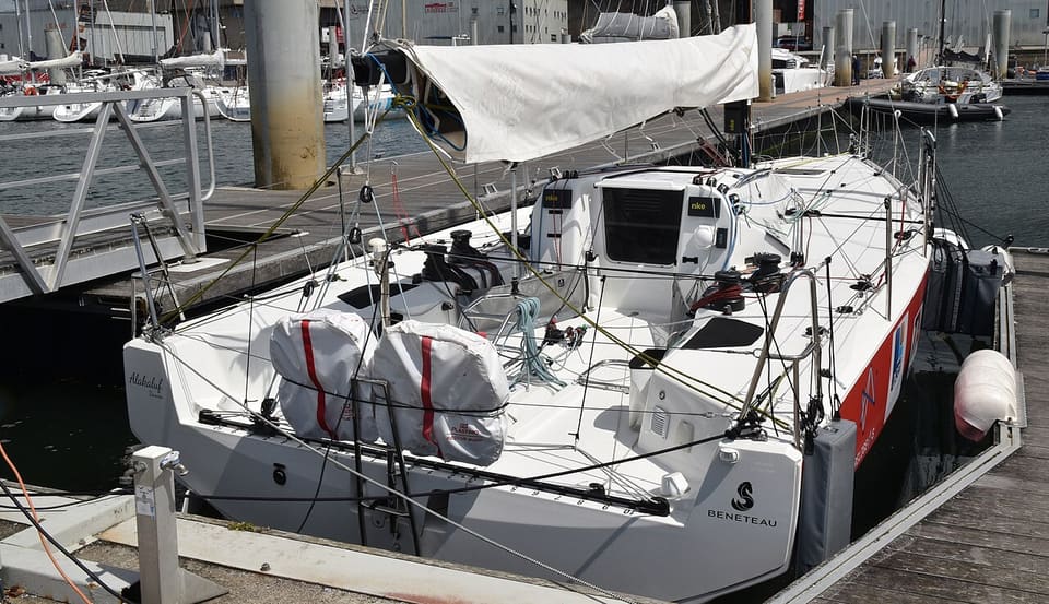 Un Figaro Bénéteau 3 à quai à Lorient