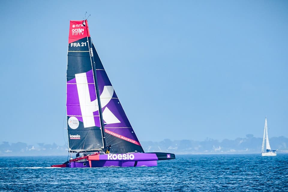 Le trimaran Ocean Fifty Koesio sous voiles