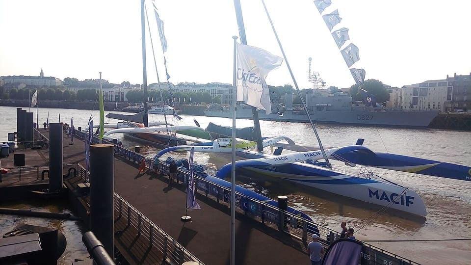 Les trimarans Ultim MACIF et Sodebo à quai à Nantes en 2017