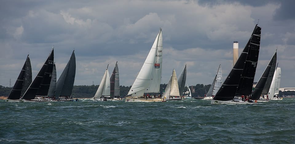 Voiliers sur la ligne de départ du Fastnet 2017 dans le Solent