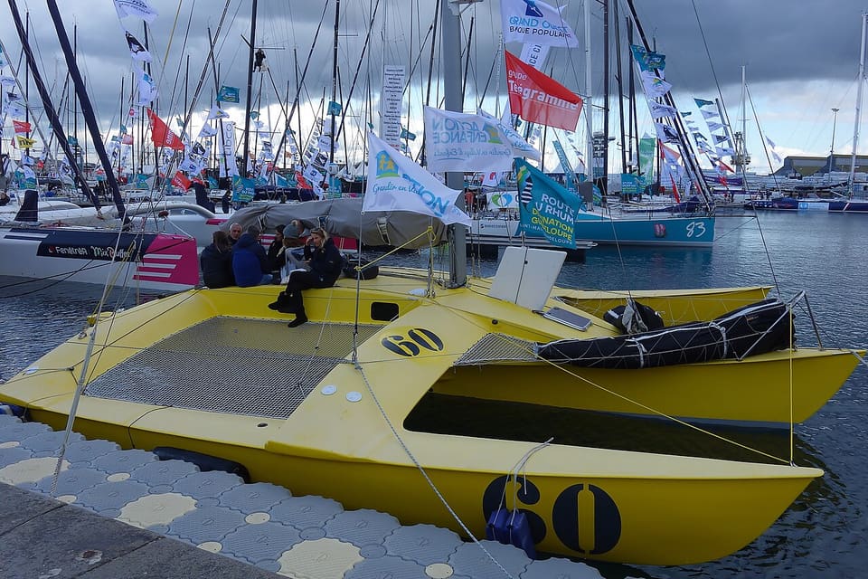 Trimaran amarré au village de la Route du Rhum 2018 à Saint-Malo