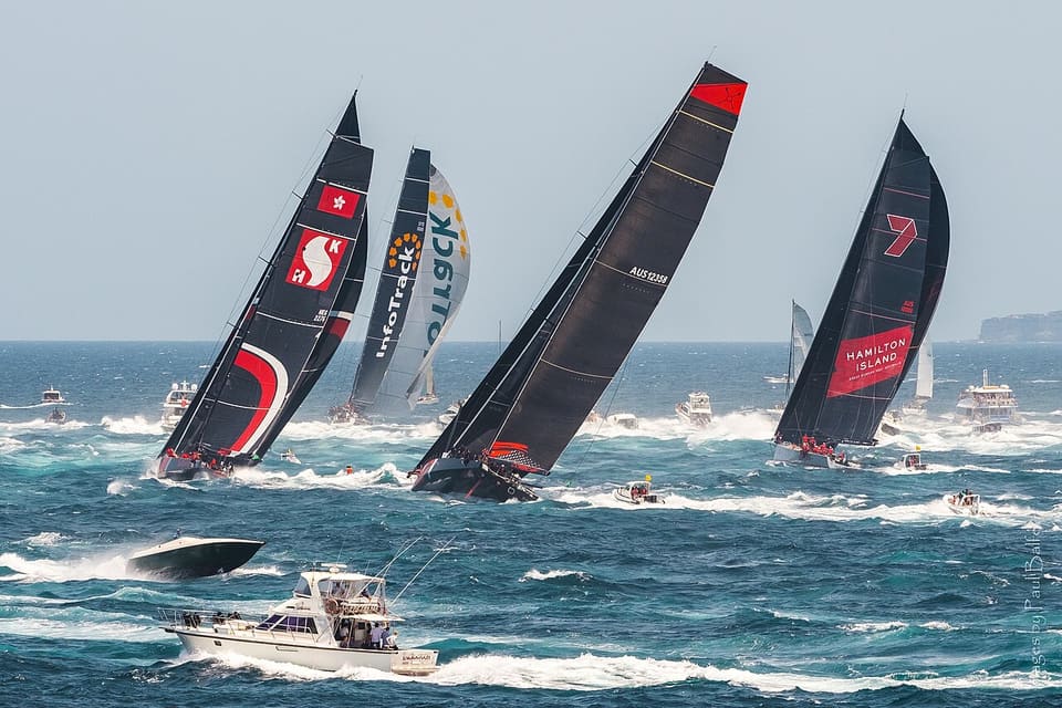 Maxis au départ de la Sydney-Hobart dans la baie de Sydney