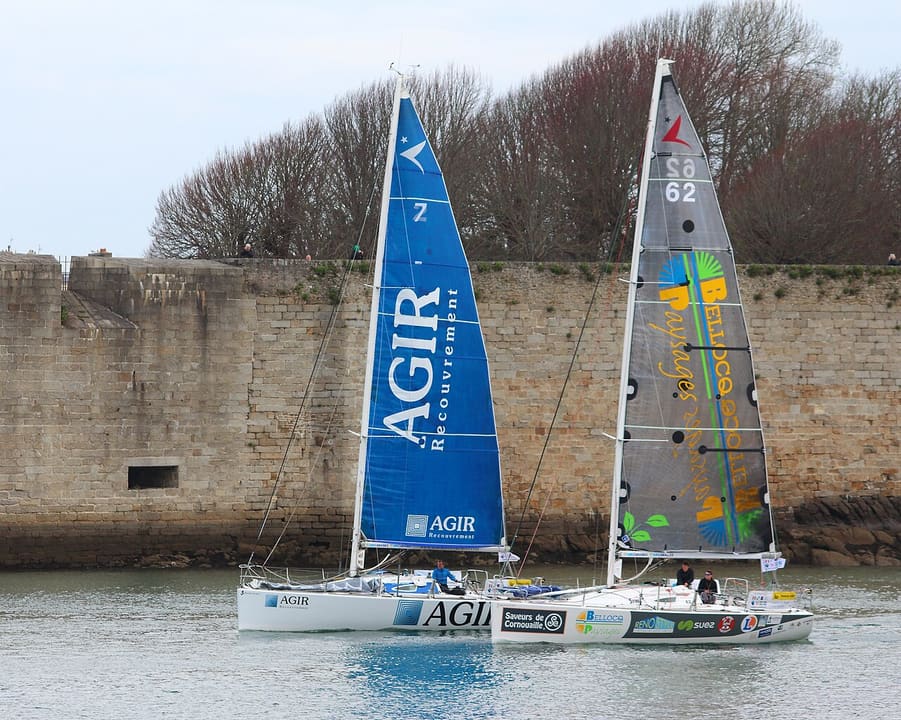 Figaro au pied des remparts de Concarneau avant la Transat AG2R 2016