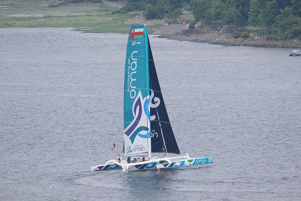 Le trimaran Musandam-Oman Sail sur le Saint-Laurent au départ de Québec