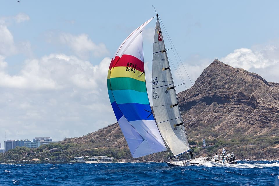 Le voilier Merlin devant Diamond Head à l’arrivée de la Transpac à Honolulu