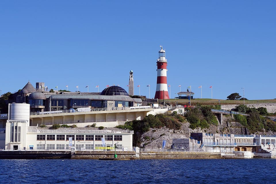 Le Hoe de Plymouth et le phare de Smeaton vus de la rade