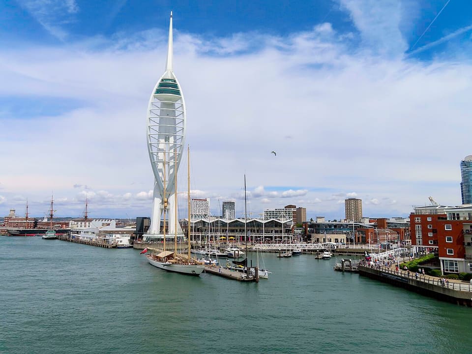 La Spinnaker Tower dans le port de Portsmouth