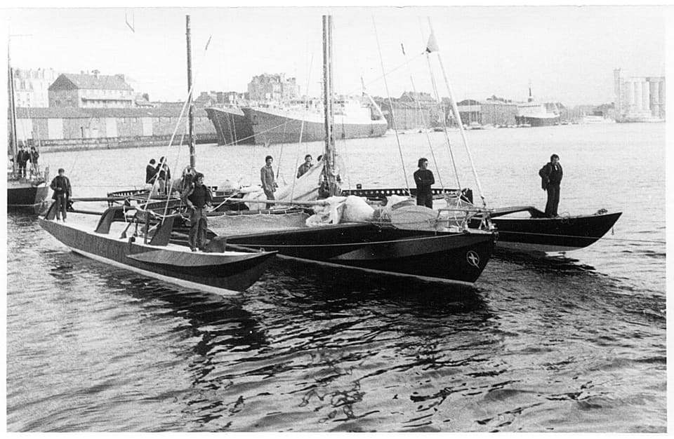 Le trimaran Manureva d'Alain Colas à Saint-Malo avant la première Route du Rhum, en 1978